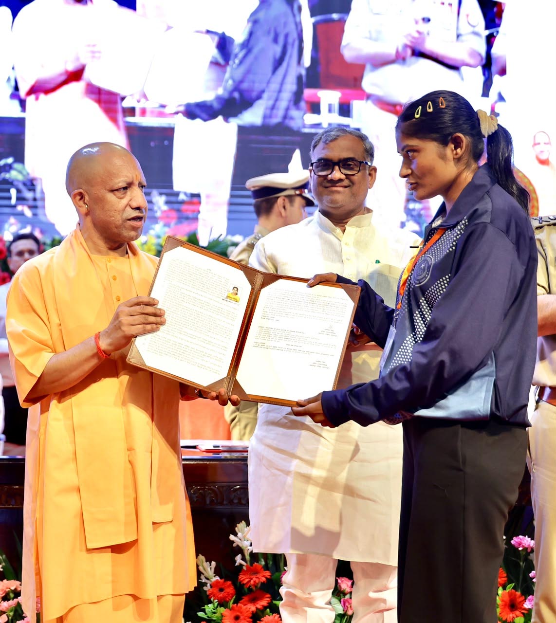 मुख्यमंत्री योगी आदित्यनाथ ने 470 खिलाड़ियों को सौंपे नियुक्ति पत्र, अब पुलिस की वर्दी में निभाएंगे नई जिम्मेदारी