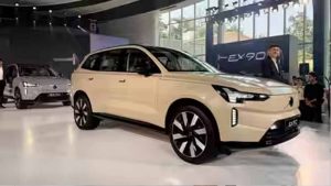 Volvo EX90 Electric SUV: भारत में आई लग्जरी इलेक्ट्रिक SUV, दमदार बैटरी और प्रीमियम फीचर्स के साथ कीमत जानें Volvo EX90 Electric SUV: भारत में आई लग्जरी इलेक्ट्रिक SUV, दमदार बैटरी और प्रीमियम फीचर्स के साथ कीमत जानें