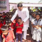 CM मोहन यादव का अनोखा अंदाज, बीच रास्ते रुककर बच्चों से मिले मुख्यमंत्री और जाना हालचाल