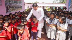 CM मोहन यादव का अनोखा अंदाज, बीच रास्ते रुककर बच्चों से मिले मुख्यमंत्री और जाना हालचाल