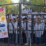 उज्जैन में 200 आयुर्वेद छात्र 7 दिन से आंदोलन पर, अस्पताल का गेट बंद होने से डॉक्टर-मरीज परेशान
