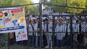 उज्जैन में 200 आयुर्वेद छात्र 7 दिन से आंदोलन पर, अस्पताल का गेट बंद होने से डॉक्टर-मरीज परेशान