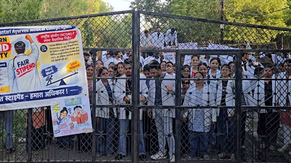 उज्जैन में 200 आयुर्वेद छात्र 7 दिन से आंदोलन पर, अस्पताल का गेट बंद होने से डॉक्टर-मरीज परेशान उज्जैन में 200 आयुर्वेद छात्र 7 दिन से आंदोलन पर, अस्पताल का गेट बंद होने से डॉक्टर-मरीज परेशान