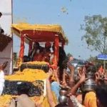 बागेश्वर धाम की हिंदू-सनातन एकता रथयात्रा में बुलडोजर से बरसे फूल, धीरेंद्र शास्त्री ने दिया एकता का संदेश