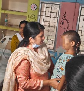 तीन साल के मासूम से क्रूरता पर बाल आयोग सख्त अस्पताल मिलने पहुंची आयोग की अध्यक्ष तीन साल के मासूम से क्रूरता पर बाल आयोग सख्त अस्पताल मिलने पहुंची आयोग की अध्यक्ष