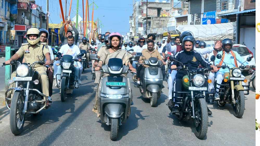 सूरजपुर में सड़क सुरक्षा का संदेश लेकर दौड़े 800 प्रतिभागी, मंत्रियों ने भी निकाली बाइक रैली