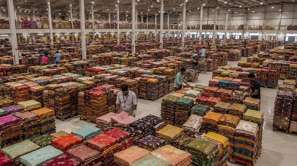 मजदूरों की हड़ताल और कच्चे माल में 35% तक उछाल, दिवाली से पहले महंगी होंगी साड़ियां मजदूरों की हड़ताल और कच्चे माल में 35% तक उछाल, दिवाली से पहले महंगी होंगी साड़ियां
