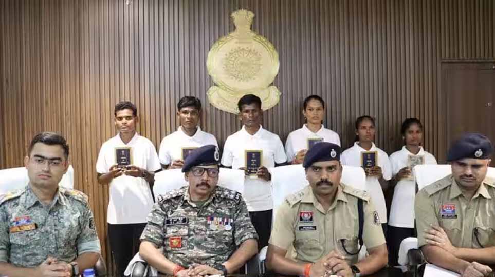 छत्तीसगढ़ के बस्तर में बड़ी कामयाबी, 35 लाख के इनामी 6 नक्सलियों ने डाले हथियार छत्तीसगढ़ के बस्तर में बड़ी कामयाबी, 35 लाख के इनामी 6 नक्सलियों ने डाले हथियार