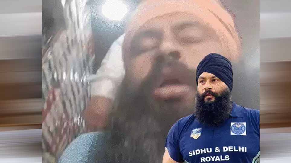 परविंदर सिंह झोटा हत्याकांड में मुख्य आरोपी गिरफ्तार, परिजन अंतिम संस्कार को तैयार नहीं; कल पंजाब बंद का ऐलान परविंदर सिंह झोटा हत्याकांड में मुख्य आरोपी गिरफ्तार, परिजन अंतिम संस्कार को तैयार नहीं; कल पंजाब बंद का ऐलान