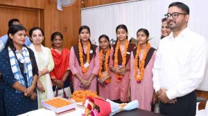 योगी सरकार की पहल से छात्राओं को बड़ी जिम्मेदारी, चार बेटियों ने एक दिन के लिए संभाला विभागीय कामकाज