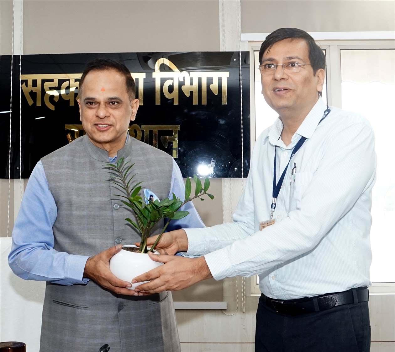 जयपुर में भारत टैक्सी की मार्केटिंग तेज होगी, 53,766 ड्राइवर पंजीकृत; मुख्य सचिव ने दिए निर्देश