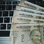 शेयर बाजार में गिरावट के बीच FD बनी सहारा, स्मॉल फाइनेंस बैंक दे रहे 8.25% तक ब्याज
