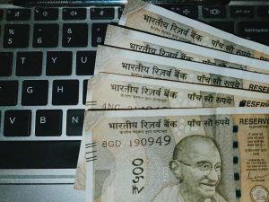 शेयर बाजार में गिरावट के बीच FD बनी सहारा, स्मॉल फाइनेंस बैंक दे रहे 8.25% तक ब्याज