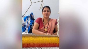 उन्नत उपकरण सहायता योजना से टोकेश्वरी साहू को मिली राहत, बुनाई का काम हुआ आसान उन्नत उपकरण सहायता योजना से टोकेश्वरी साहू को मिली राहत, बुनाई का काम हुआ आसान