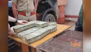 स्कॉर्पियो में गुप्त बॉक्स बनाकर रखे थे 1.29 करोड़ रुपये, तीन थानों की पुलिस ने 3 आरोपियों को पकड़ा स्कॉर्पियो में गुप्त बॉक्स बनाकर रखे थे 1.29 करोड़ रुपये, तीन थानों की पुलिस ने 3 आरोपियों को पकड़ा