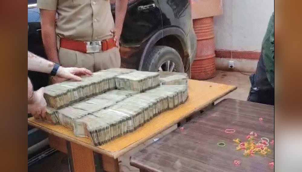 स्कॉर्पियो में गुप्त बॉक्स बनाकर रखे थे 1.29 करोड़ रुपये, तीन थानों की पुलिस ने 3 आरोपियों को पकड़ा स्कॉर्पियो में गुप्त बॉक्स बनाकर रखे थे 1.29 करोड़ रुपये, तीन थानों की पुलिस ने 3 आरोपियों को पकड़ा
