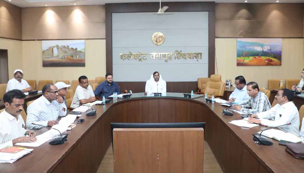 शिक्षकों की मनमानी पर सख्ती, छिंदवाड़ा में कार्यस्थल पर रहना अनिवार्य; BEO-BRC को नोटिस