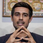 ध्रुव राठी की बढ़ीं कानूनी मुश्किलें? साकेत कोर्ट के समन को घर के गेट पर चिपकाया