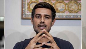 ध्रुव राठी की बढ़ीं कानूनी मुश्किलें? साकेत कोर्ट के समन को घर के गेट पर चिपकाया