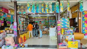 हलालपुरा पटाखा मार्केट की 15 दुकानों पर प्रशासन सख्त, 13 शर्तों का पालन जरूरी हलालपुरा पटाखा मार्केट की 15 दुकानों पर प्रशासन सख्त, 13 शर्तों का पालन जरूरी
