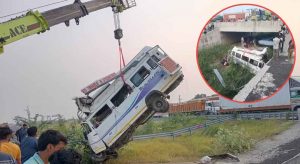 दिल्ली से मुंबई जा रही बस खाई में गिरी, कराड़िया के पास दर्दनाक हादसे में 8 की मौत