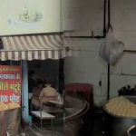न्यू मार्केट में आग का खतरा! 50 फीट में 3 दुकानों पर भट्टियां, बेखौफ खा रहे लोग