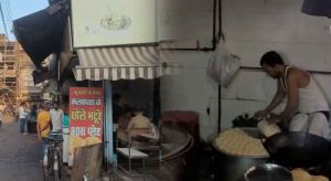 न्यू मार्केट में आग का खतरा! 50 फीट में 3 दुकानों पर भट्टियां, बेखौफ खा रहे लोग