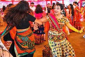 गुलाबी नगरी में गरबा-डांडिया की धूम, लहरिया-बांधनी के रंगों से सजी महारास की शाम