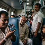 रेल यात्रा में फोन पर तेज आवाज में वीडियो देखना पड़ सकता है महंगा, दक्षिण रेलवे ने जारी की सख्त चेतावनी