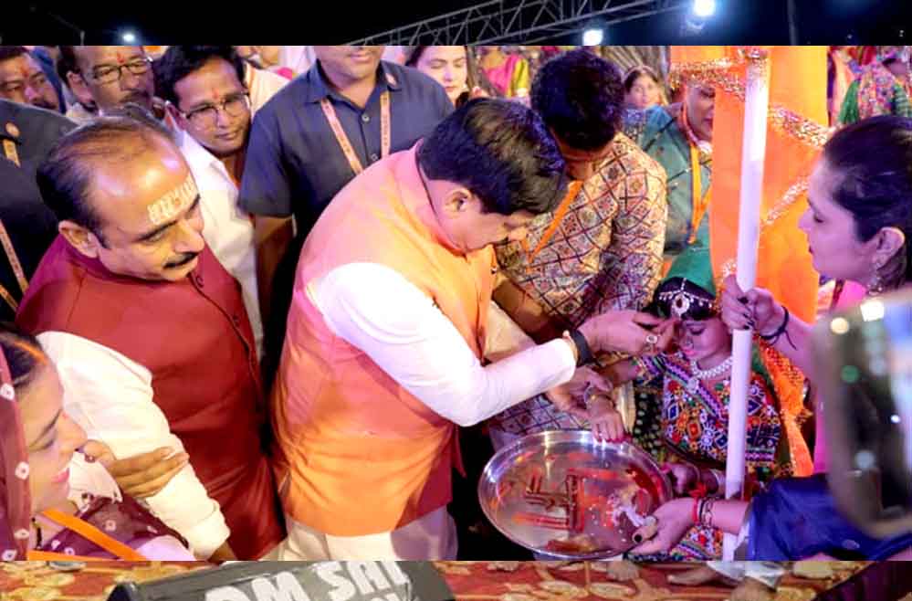 CM डॉ. यादव ने उज्जैन में गरबा उत्सव में लिया हिस्सा, प्रदेशवासियों को दी दशहरे की बधाई