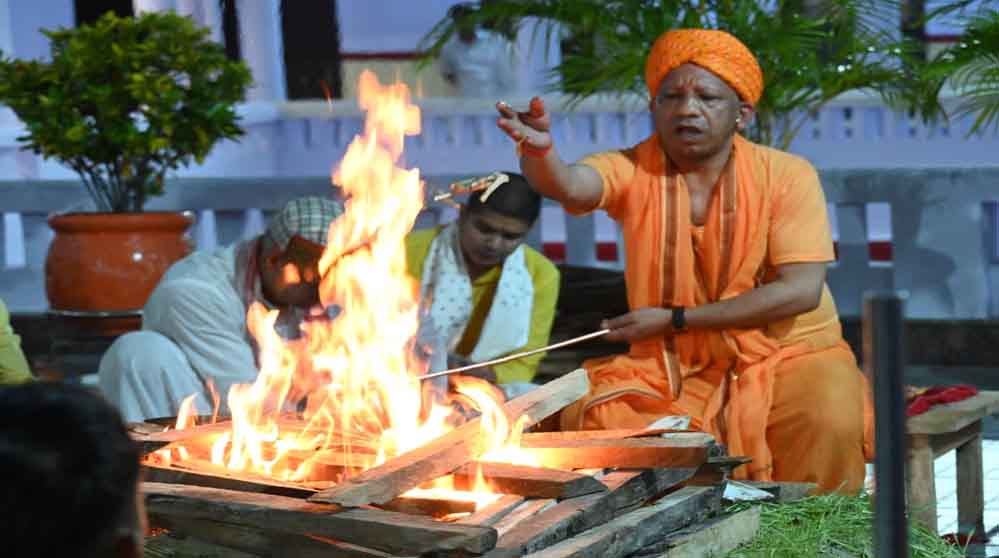 सीएम योगी ने महानिशा पूजन कर की जगत कल्याण की प्रार्थना, गोरखनाथ मंदिर में अनुष्ठान संपन्न सीएम योगी ने महानिशा पूजन कर की जगत कल्याण की प्रार्थना, गोरखनाथ मंदिर में अनुष्ठान संपन्न