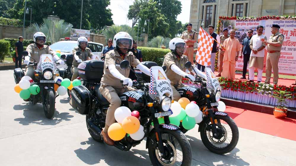 मुख्यमंत्री योगी आदित्यनाथ ने 25 चार-पहिया और 62 दो-पहिया वाहनों को हरी झंडी दिखाकर किया रवाना