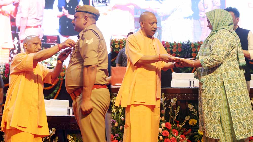 लोकभवन में अत्याधुनिक 87 इंटरसेप्टर वाहनों को फ्लैग ऑफ किया मुख्यमंत्री योगी आदित्यनाथ ने