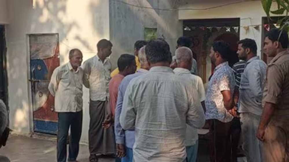 मंदिर में दो साधुओं की दर्दनाक मौत, तख्त से बांधकर जलाने का आरोप मंदिर में दो साधुओं की दर्दनाक मौत, तख्त से बांधकर जलाने का आरोप