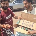 डिंडौरी: युवाओं ने पकड़ी 3 पेटी अवैध शराब, आरोपी ने दी जान से मारने की धमकी, पुलिस की भूमिका पर उठे सवाल! डिंडौरी: युवाओं ने पकड़ी 3 पेटी अवैध शराब, आरोपी ने दी जान से मारने की धमकी, पुलिस की भूमिका पर उठे सवाल!