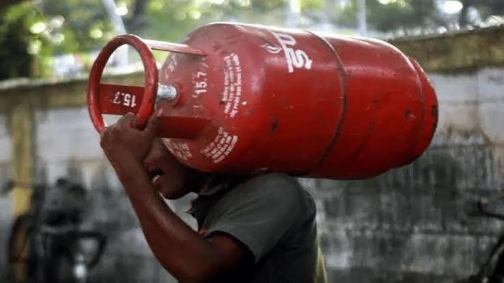 यूपी में दिवाली और होली पर मुफ्त गैस सिलेंडर, सरकार खर्च करेगी 2142 करोड़ रुपये