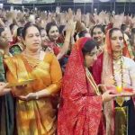 900 किलो सोने के गहने पहन गरबा करने पहुंचीं 15 हजार महिलाएं, दिखी अनोखी परंपरा 900 किलो सोने के गहने पहन गरबा करने पहुंचीं 15 हजार महिलाएं, दिखी अनोखी परंपरा