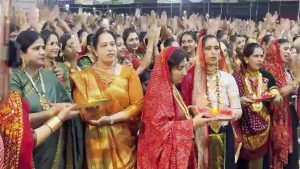 900 किलो सोने के गहने पहन गरबा करने पहुंचीं 15 हजार महिलाएं, दिखी अनोखी परंपरा 900 किलो सोने के गहने पहन गरबा करने पहुंचीं 15 हजार महिलाएं, दिखी अनोखी परंपरा
