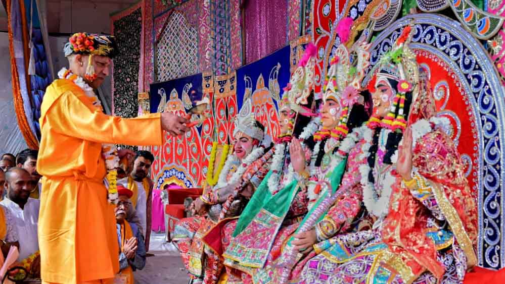 गोरखनाथ मंदिर से मानसरोवर रामलीला मैदान तक निकली विजयादशमी यात्रा, जीवंत हुई ऐतिहासिक परंपरा गोरखनाथ मंदिर से मानसरोवर रामलीला मैदान तक निकली विजयादशमी यात्रा, जीवंत हुई ऐतिहासिक परंपरा