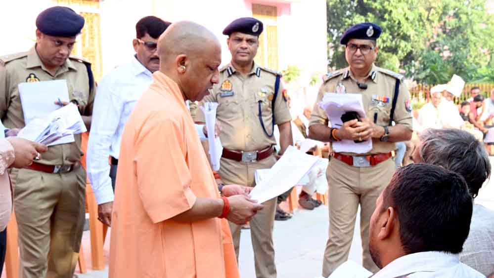 जनता दर्शन में मुख्यमंत्री ने दिए अधिकारियों को निर्देश, कहा- जन कल्याण सरकार का संकल्प जनता दर्शन में मुख्यमंत्री ने दिए अधिकारियों को निर्देश, कहा- जन कल्याण सरकार का संकल्प