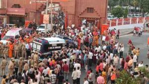 सीएम योगी ने एंबुलेंस को रास्ता देने के लिए रुकवाई विजयादशमी शोभायात्रा, पेश की मानवता की मिसाल सीएम योगी ने एंबुलेंस को रास्ता देने के लिए रुकवाई विजयादशमी शोभायात्रा, पेश की मानवता की मिसाल