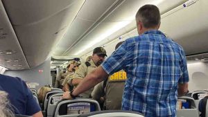 United Airlines Flight: महिला यात्री के सामने अश्लील हरकत का आरोप, बिना सजा विमान से उतरा शख्स