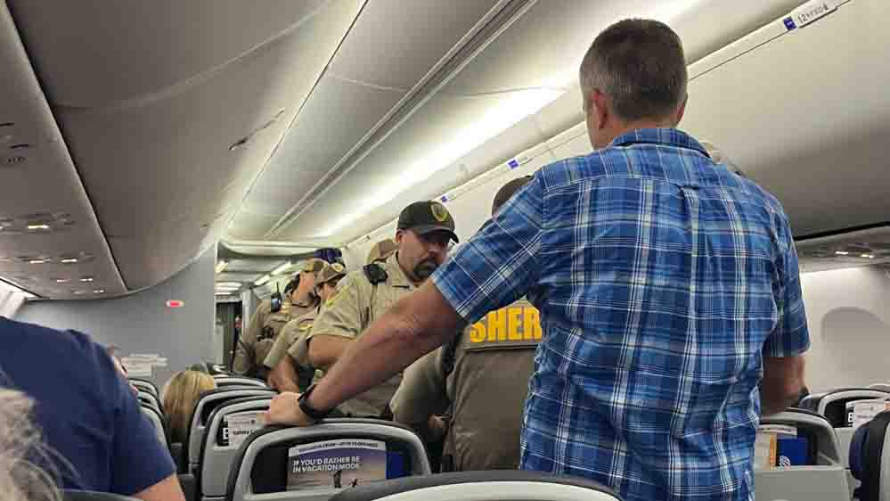 United Airlines Flight: महिला यात्री के सामने अश्लील हरकत का आरोप, बिना सजा विमान से उतरा शख्स United Airlines Flight: महिला यात्री के सामने अश्लील हरकत का आरोप, बिना सजा विमान से उतरा शख्स