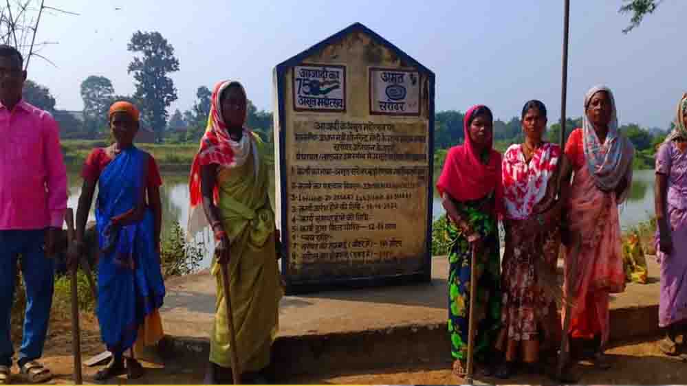 पलायन पर लगी रोक, गांव में रोजगार से श्रमिकों को मिला सहारा; प्रतिदिन ₹300 की मजदूरी से संवर रही जिंदगी पलायन पर लगी रोक, गांव में रोजगार से श्रमिकों को मिला सहारा; प्रतिदिन ₹300 की मजदूरी से संवर रही जिंदगी