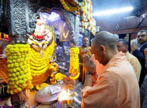 सीएम योगी आदित्यनाथ ने बाबा कालभैरव और काशी विश्वनाथ के दरबार में लगाई हाजिरी सीएम योगी आदित्यनाथ ने बाबा कालभैरव और काशी विश्वनाथ के दरबार में लगाई हाजिरी