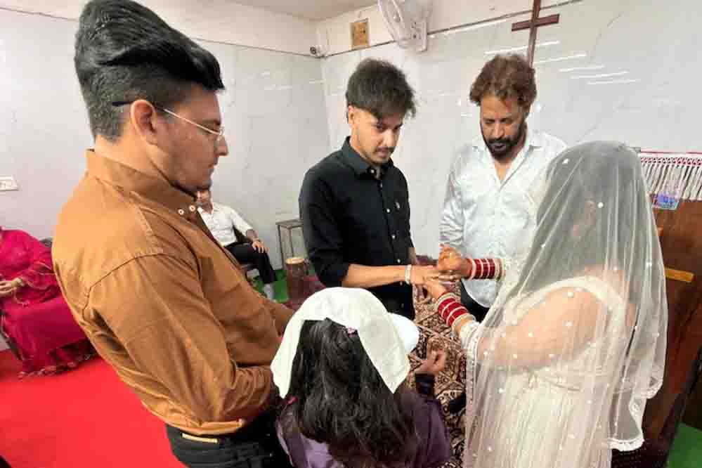 मंदिर में शादी के 3 दिन बाद धर्म परिवर्तन का दबाव? कृतिका वर्मा ने पति और ससुराल वालों पर लगाए आरोप मंदिर में शादी के 3 दिन बाद धर्म परिवर्तन का दबाव? कृतिका वर्मा ने पति और ससुराल वालों पर लगाए आरोप