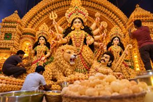 झारखंड में अनोखा दुर्गा पूजा पंडाल, 10 हजार गोलगप्पों से होगी सजावट; डेढ़ महीने से जुटे कारीगर