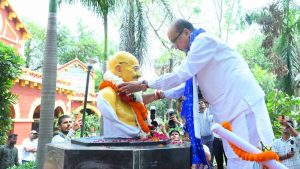 नशा मुक्त भारत के संकल्प के साथ राज्यपाल डेका ने की पदयात्रा, गांधी-शास्त्री को किया नमन