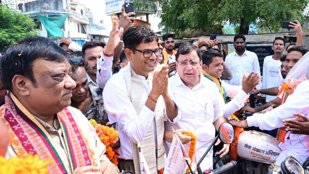 वित्त मंत्री एवं जांजगीर जिले के प्रभारी मंत्री ओ.पी. चौधरी बाइक रैली में हुए शामिल, युवाओं का बढ़ाया उत्साह वित्त मंत्री एवं जांजगीर जिले के प्रभारी मंत्री ओ.पी. चौधरी बाइक रैली में हुए शामिल, युवाओं का बढ़ाया उत्साह