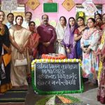 जमीन पर बैठकर बच्चों संग खेले अरुण साव